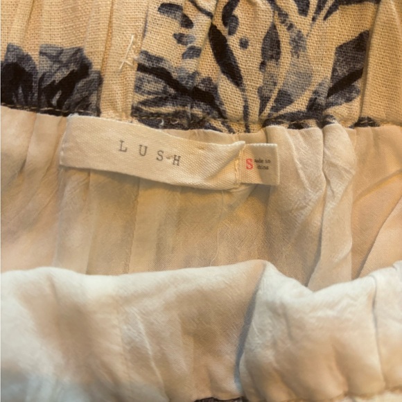 Lush blue&white floral shorts - Picture 2 of 9